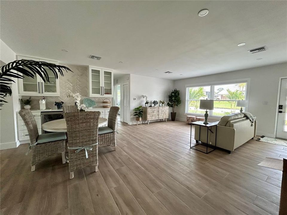 For Sale: $749,999 (2 beds, 2 baths, 1450 Square Feet)