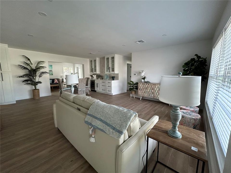 For Sale: $749,999 (2 beds, 2 baths, 1450 Square Feet)