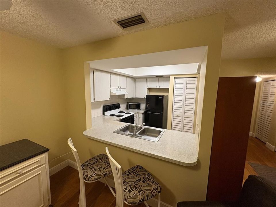 For Sale: $115,000 (1 beds, 1 baths, 565 Square Feet)