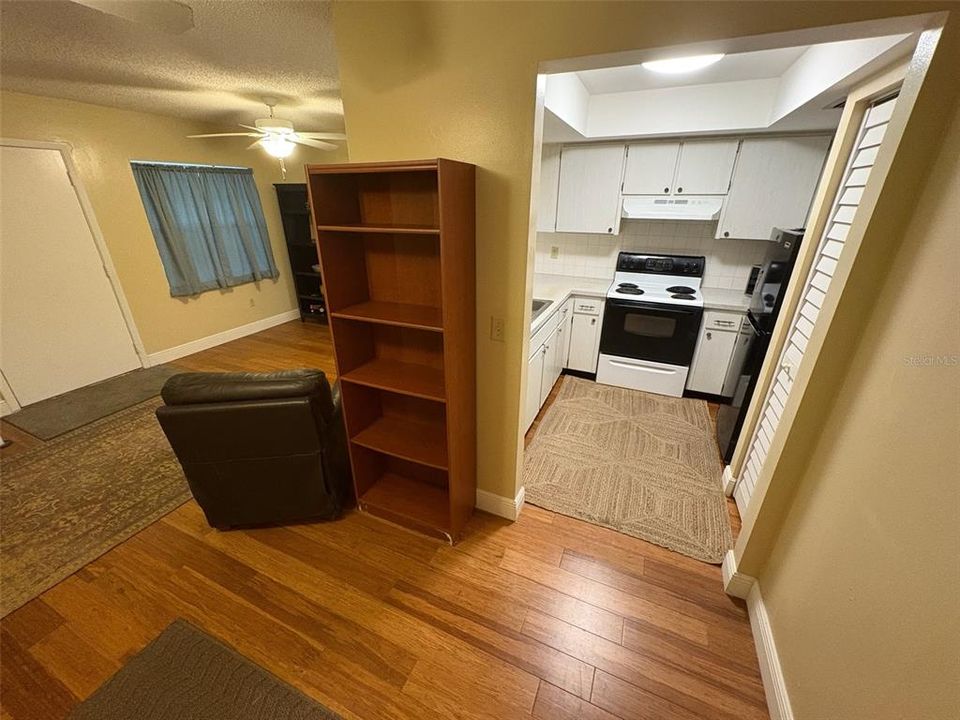 For Sale: $115,000 (1 beds, 1 baths, 565 Square Feet)