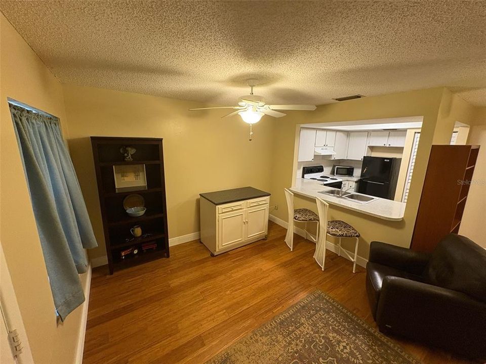 For Sale: $115,000 (1 beds, 1 baths, 565 Square Feet)