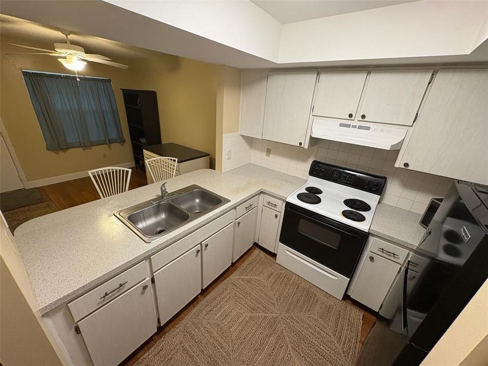 For Sale: $115,000 (1 beds, 1 baths, 565 Square Feet)