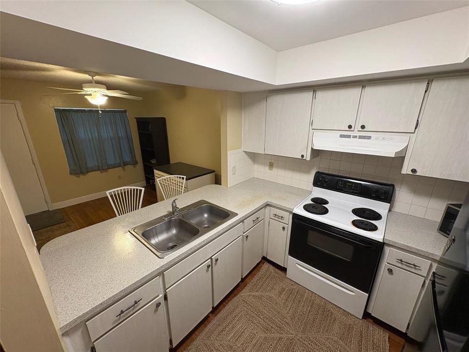 For Sale: $115,000 (1 beds, 1 baths, 565 Square Feet)