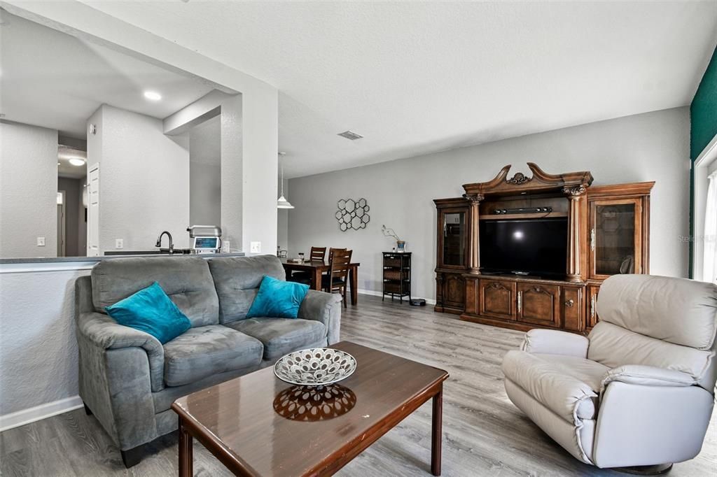 待售: $295,000 (3 贝兹, 2 浴室, 1822 平方英尺)