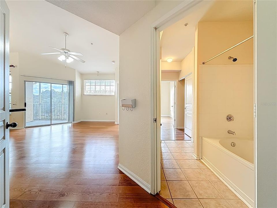 For Sale: $183,000 (2 beds, 2 baths, 1089 Square Feet)