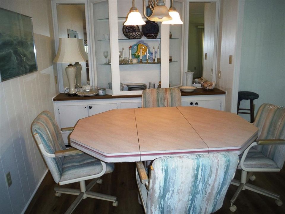 待售: $174,000 (2 贝兹, 2 浴室, 1354 平方英尺)