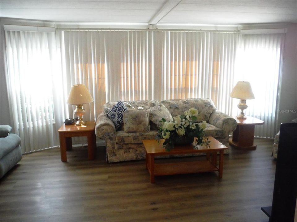 待售: $174,000 (2 贝兹, 2 浴室, 1354 平方英尺)