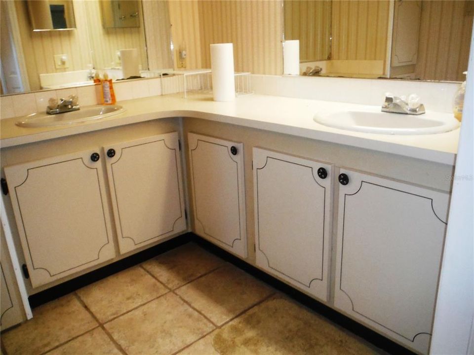 待售: $174,000 (2 贝兹, 2 浴室, 1354 平方英尺)