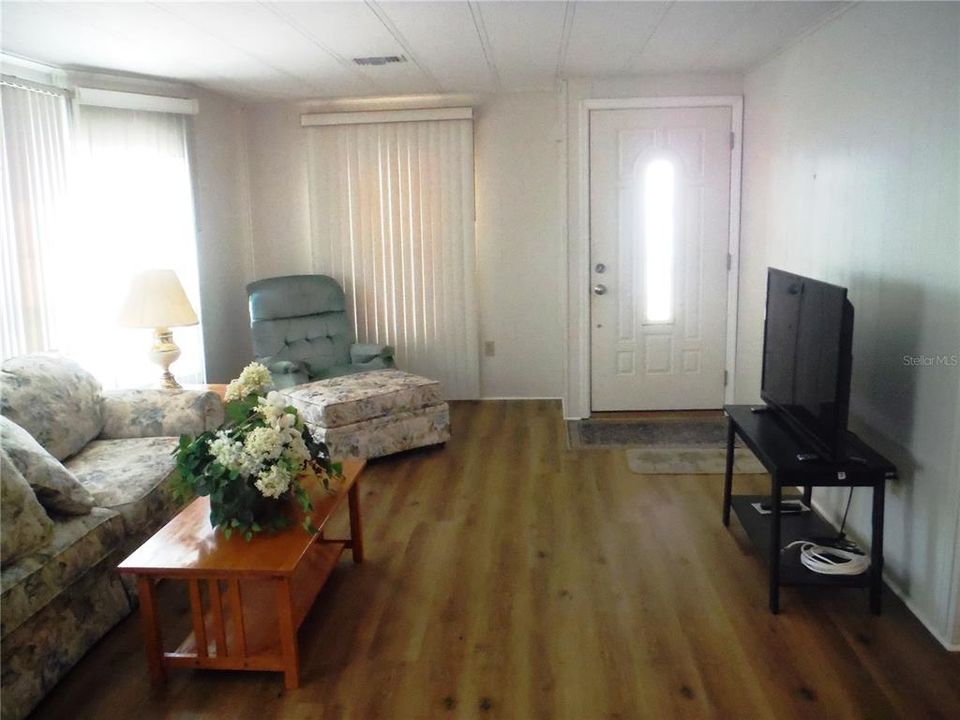 待售: $174,000 (2 贝兹, 2 浴室, 1354 平方英尺)