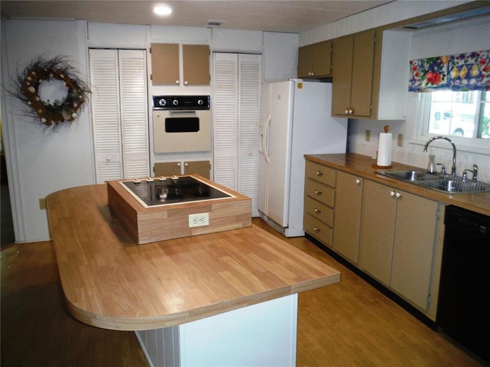 待售: $174,000 (2 贝兹, 2 浴室, 1354 平方英尺)