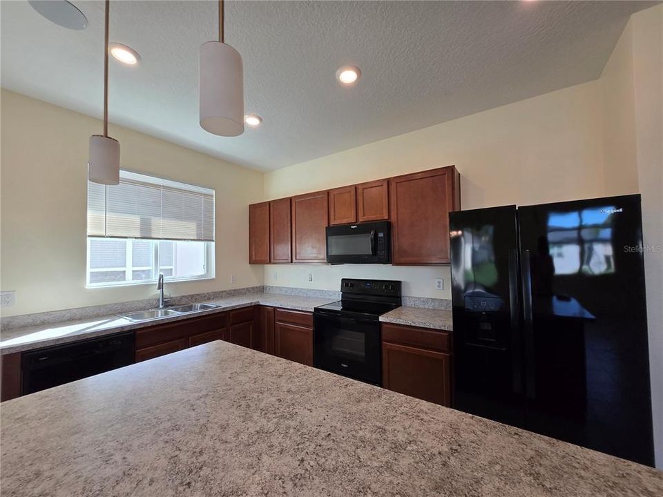 For Rent: $2,000 (4 beds, 2 baths, 1701 Square Feet)