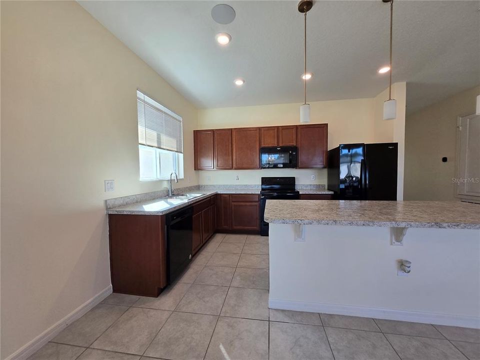 For Rent: $2,000 (4 beds, 2 baths, 1701 Square Feet)