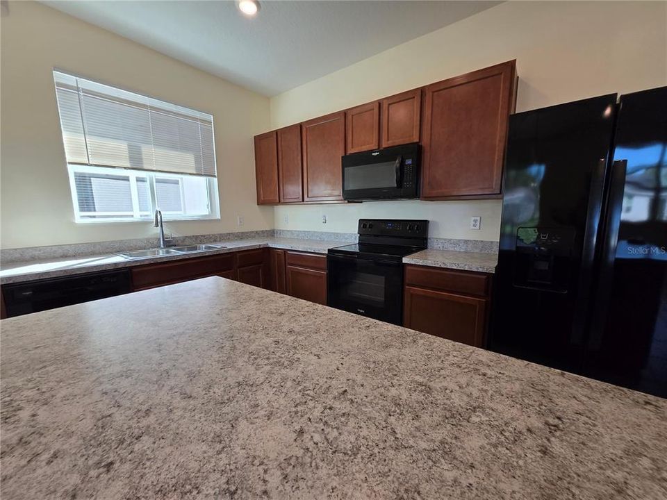 For Rent: $2,000 (4 beds, 2 baths, 1701 Square Feet)