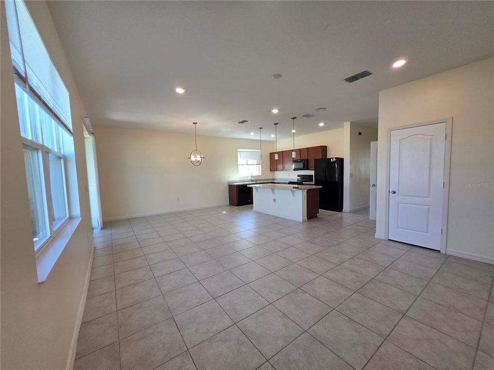 For Rent: $2,000 (4 beds, 2 baths, 1701 Square Feet)