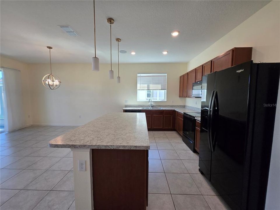 For Rent: $2,000 (4 beds, 2 baths, 1701 Square Feet)