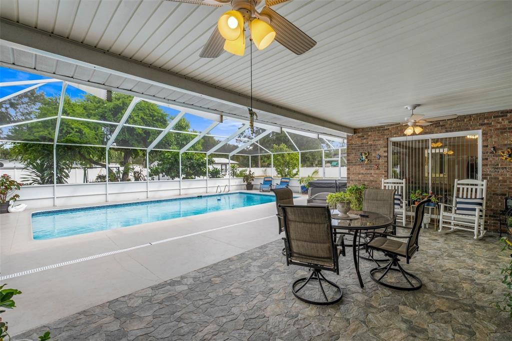 En Venta: $699,900 (3 camas, 3 baños, 2465 Pies cuadrados)