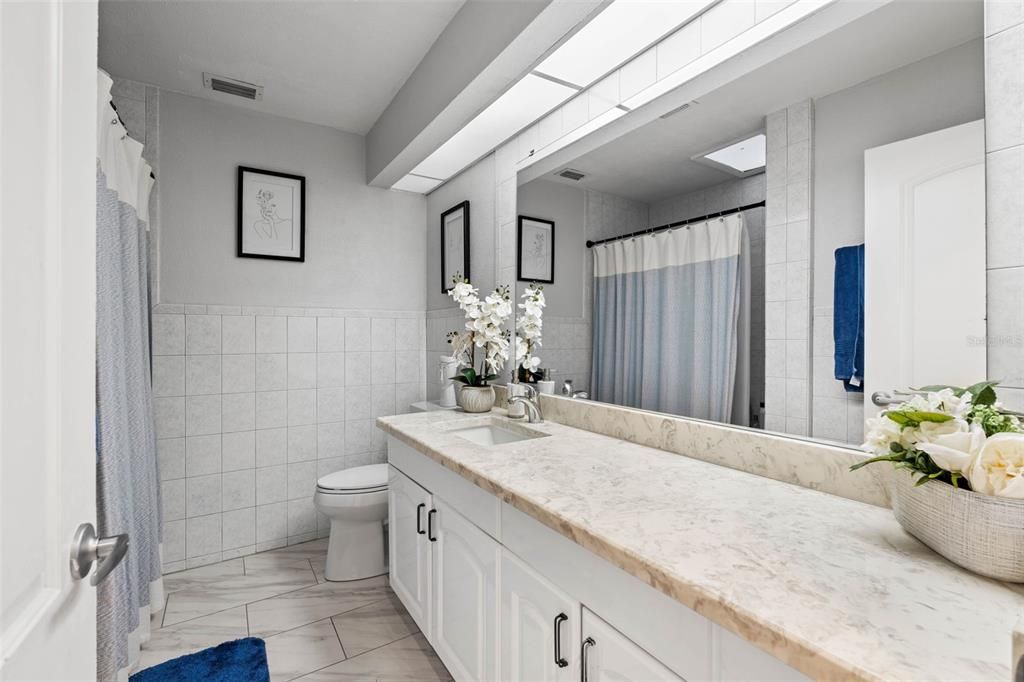 En Venta: $699,900 (3 camas, 3 baños, 2465 Pies cuadrados)