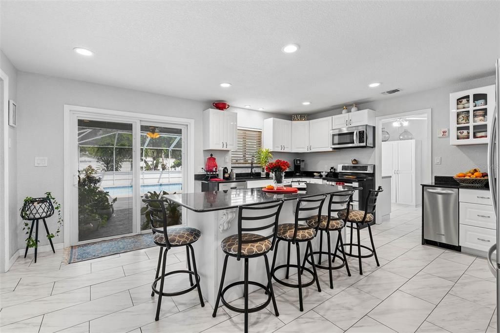 En Venta: $699,900 (3 camas, 3 baños, 2465 Pies cuadrados)