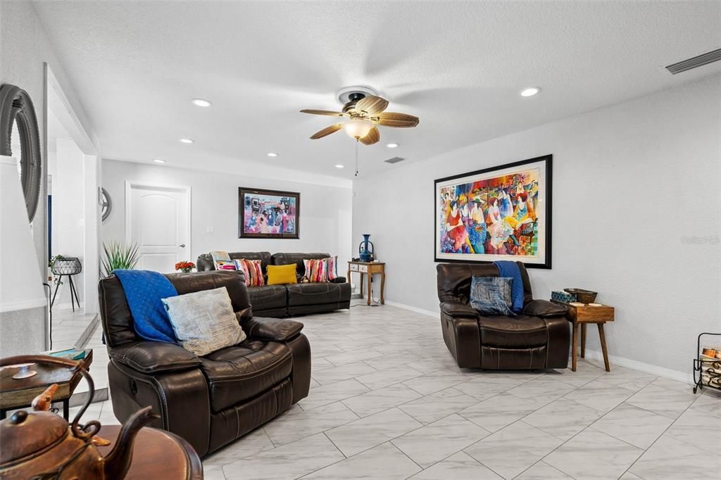 En Venta: $699,900 (3 camas, 3 baños, 2465 Pies cuadrados)