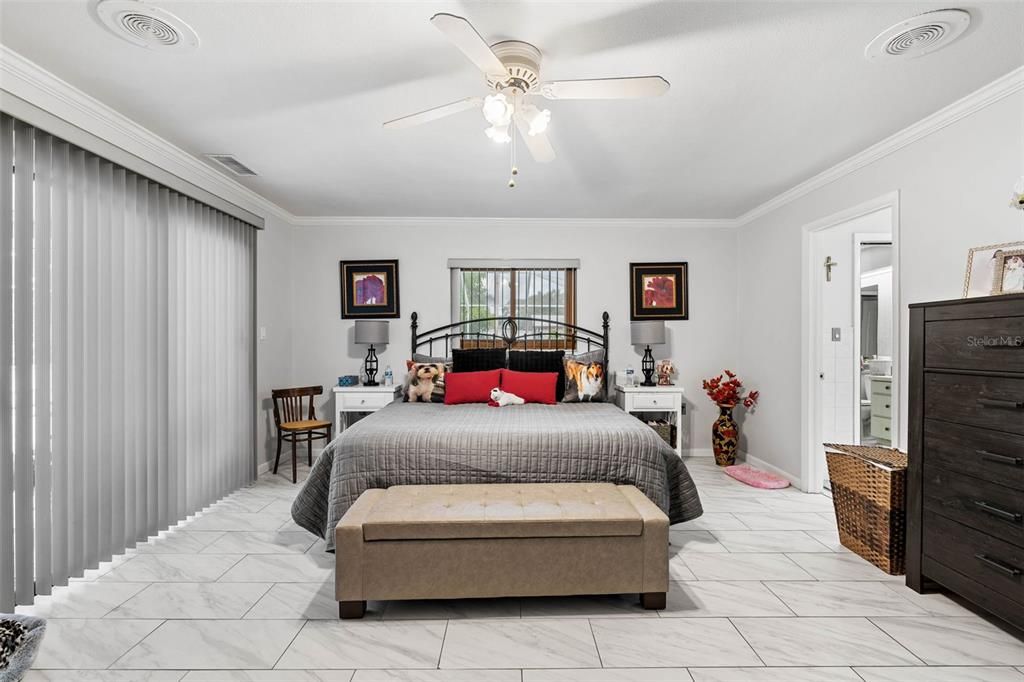 En Venta: $699,900 (3 camas, 3 baños, 2465 Pies cuadrados)