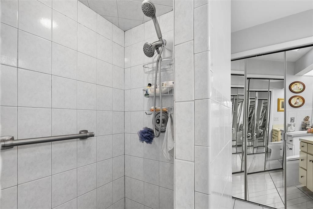 En Venta: $699,900 (3 camas, 3 baños, 2465 Pies cuadrados)