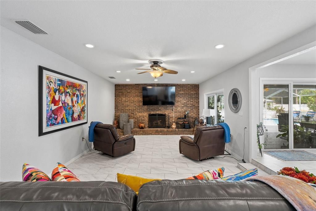 En Venta: $699,900 (3 camas, 3 baños, 2465 Pies cuadrados)