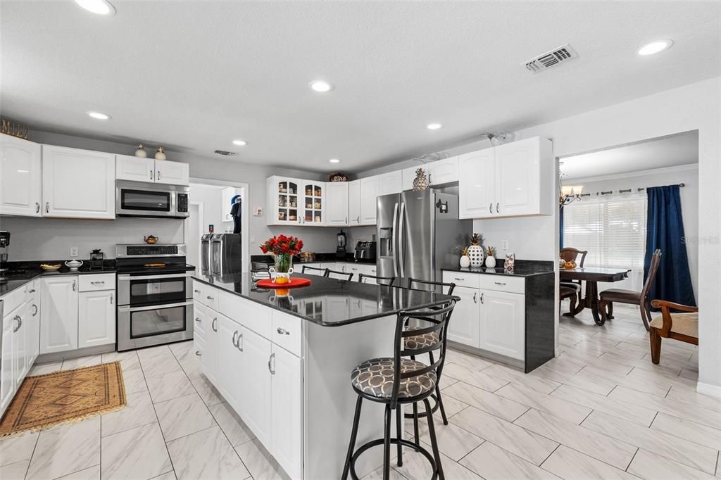 En Venta: $699,900 (3 camas, 3 baños, 2465 Pies cuadrados)