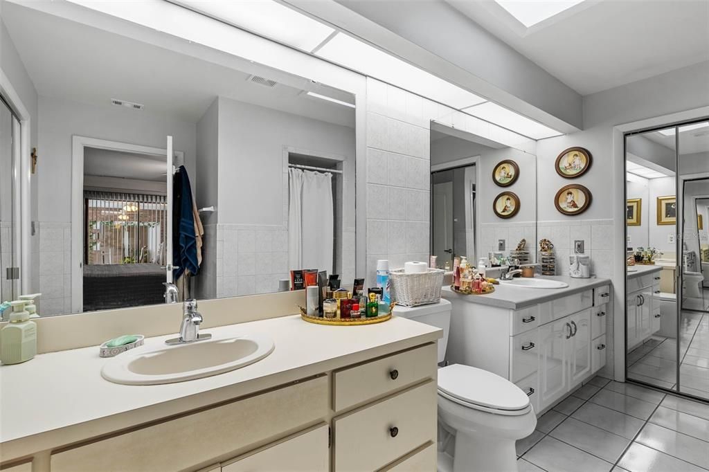 En Venta: $699,900 (3 camas, 3 baños, 2465 Pies cuadrados)