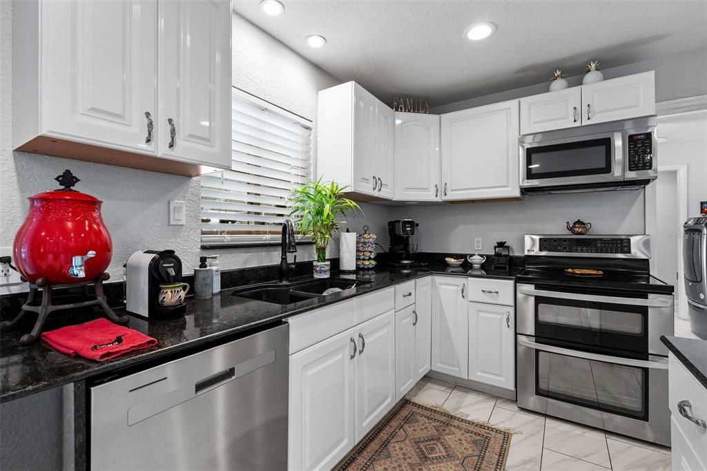 En Venta: $699,900 (3 camas, 3 baños, 2465 Pies cuadrados)