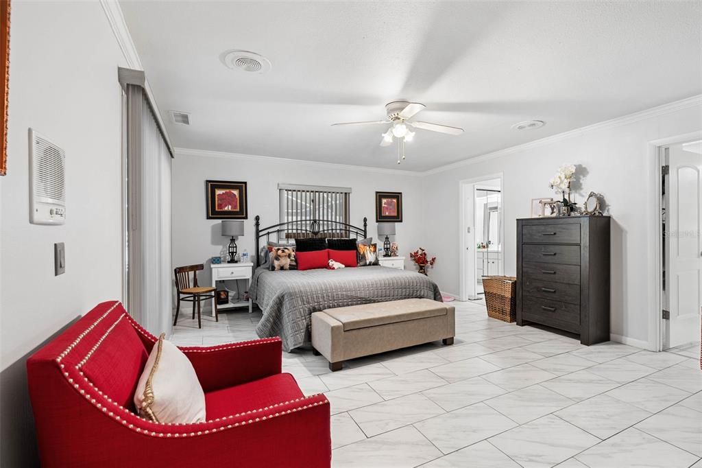 En Venta: $699,900 (3 camas, 3 baños, 2465 Pies cuadrados)