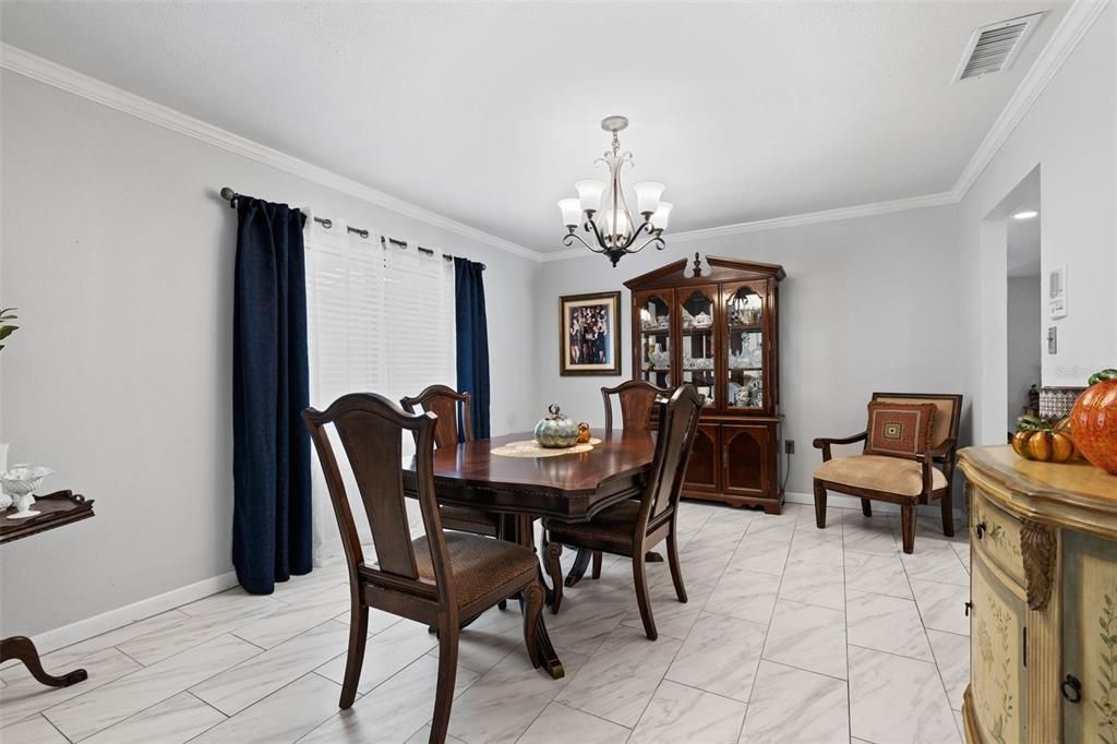 En Venta: $699,900 (3 camas, 3 baños, 2465 Pies cuadrados)