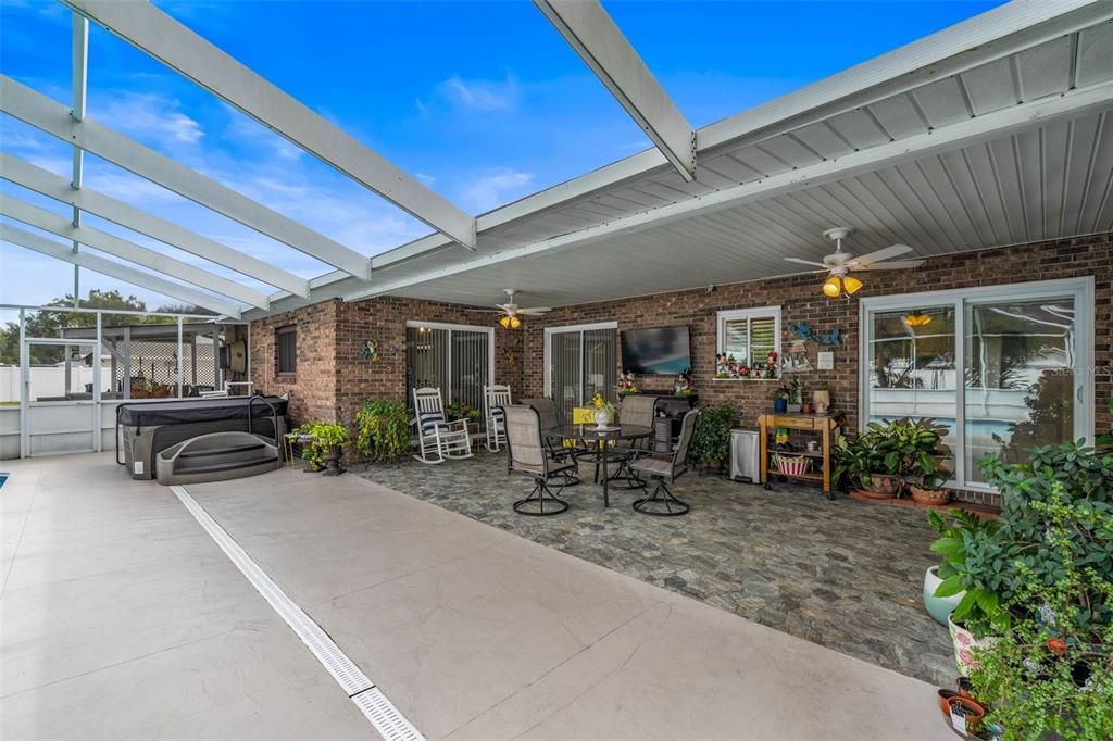 En Venta: $699,900 (3 camas, 3 baños, 2465 Pies cuadrados)