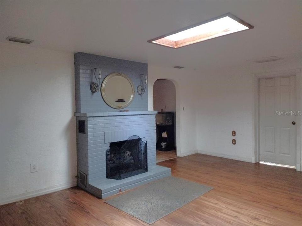 For Sale: $395,000 (4 beds, 1 baths, 1752 Square Feet)