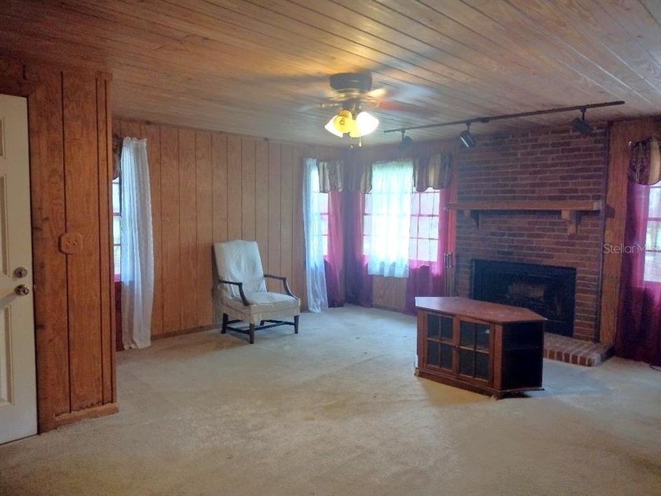 For Sale: $395,000 (4 beds, 1 baths, 1752 Square Feet)