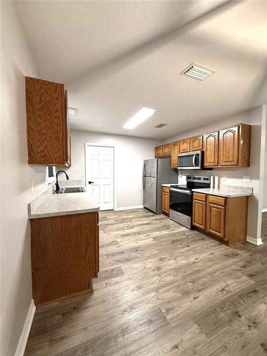 For Sale: $335,000 (3 beds, 2 baths, 1194 Square Feet)