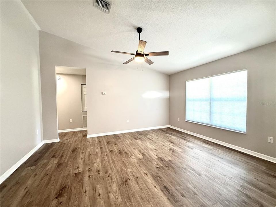 For Sale: $335,000 (3 beds, 2 baths, 1194 Square Feet)