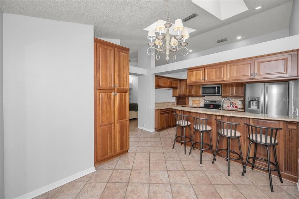 На продажу: $620,000 (4 спален, 2 ванн, 2305 Квадратных фут)