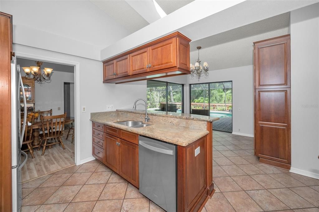 На продажу: $620,000 (4 спален, 2 ванн, 2305 Квадратных фут)