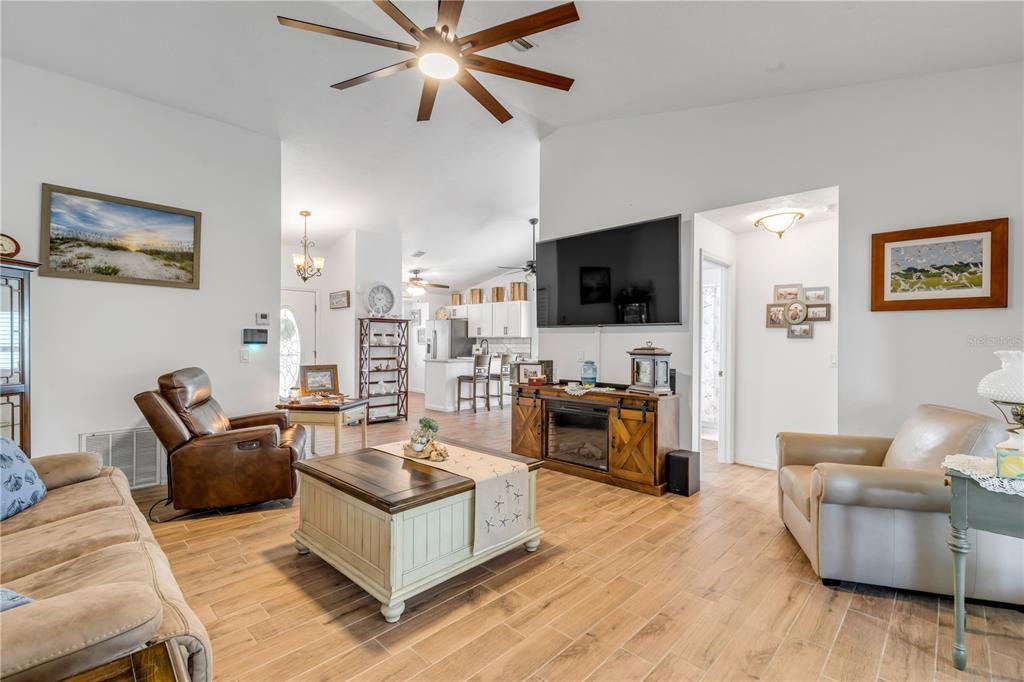 待售: $310,000 (2 贝兹, 2 浴室, 1235 平方英尺)