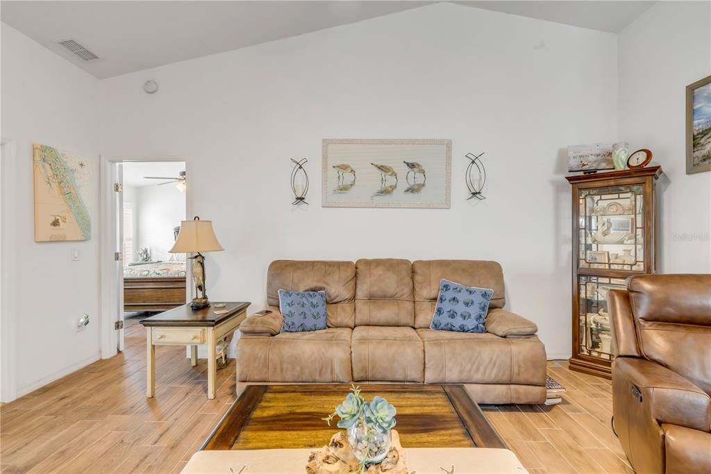 待售: $310,000 (2 贝兹, 2 浴室, 1235 平方英尺)