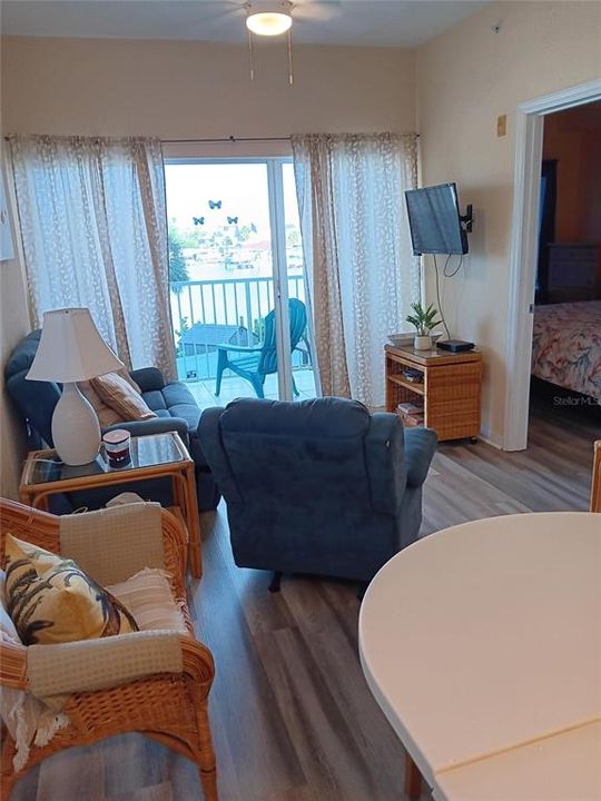 For Sale: $479,000 (2 beds, 2 baths, 822 Square Feet)