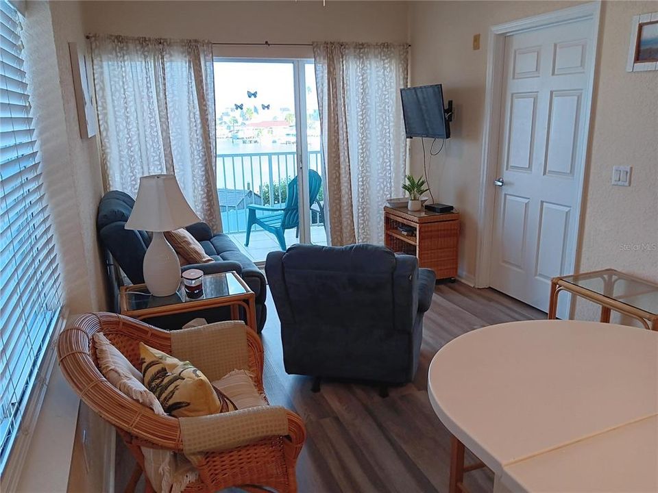 For Sale: $479,000 (2 beds, 2 baths, 822 Square Feet)