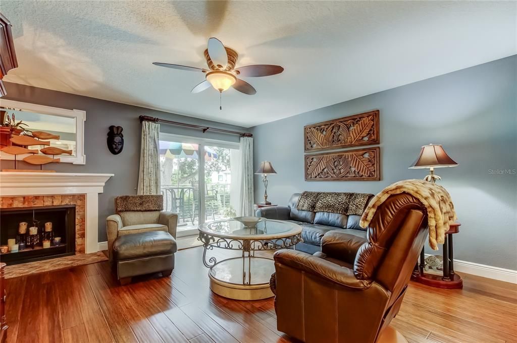 На продажу: $415,000 (2 спален, 2 ванн, 1290 Квадратных фут)