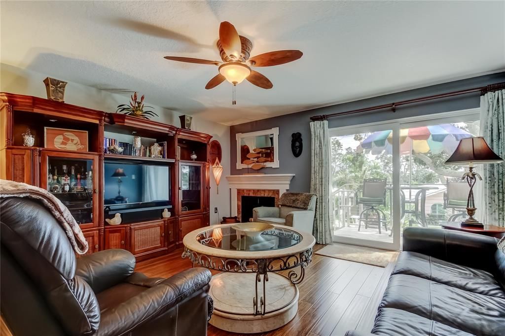 На продажу: $415,000 (2 спален, 2 ванн, 1290 Квадратных фут)