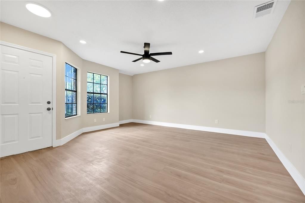 Active With Contract: $284,900 (2 beds, 2 baths, 1223 Square Feet)