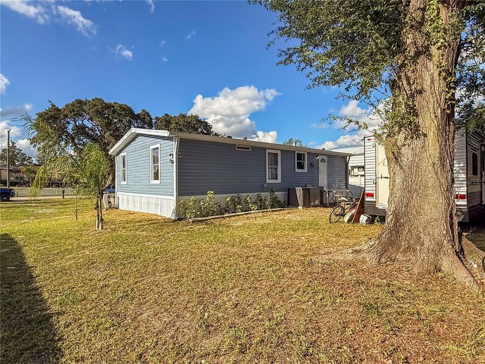 Active With Contract: $199,900 (3 beds, 2 baths, 940 Square Feet)