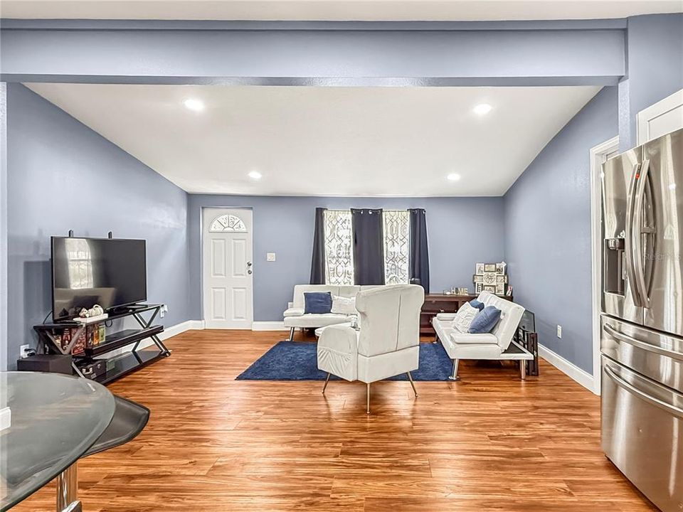 Active With Contract: $199,900 (3 beds, 2 baths, 940 Square Feet)