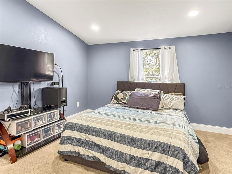 Active With Contract: $199,900 (3 beds, 2 baths, 940 Square Feet)