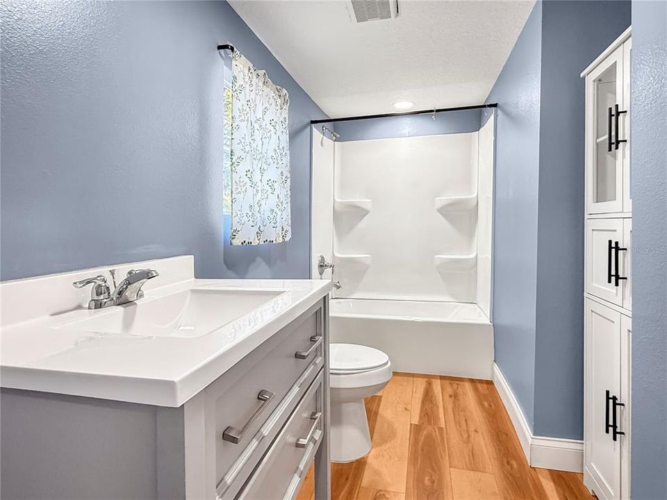 Active With Contract: $199,900 (3 beds, 2 baths, 940 Square Feet)