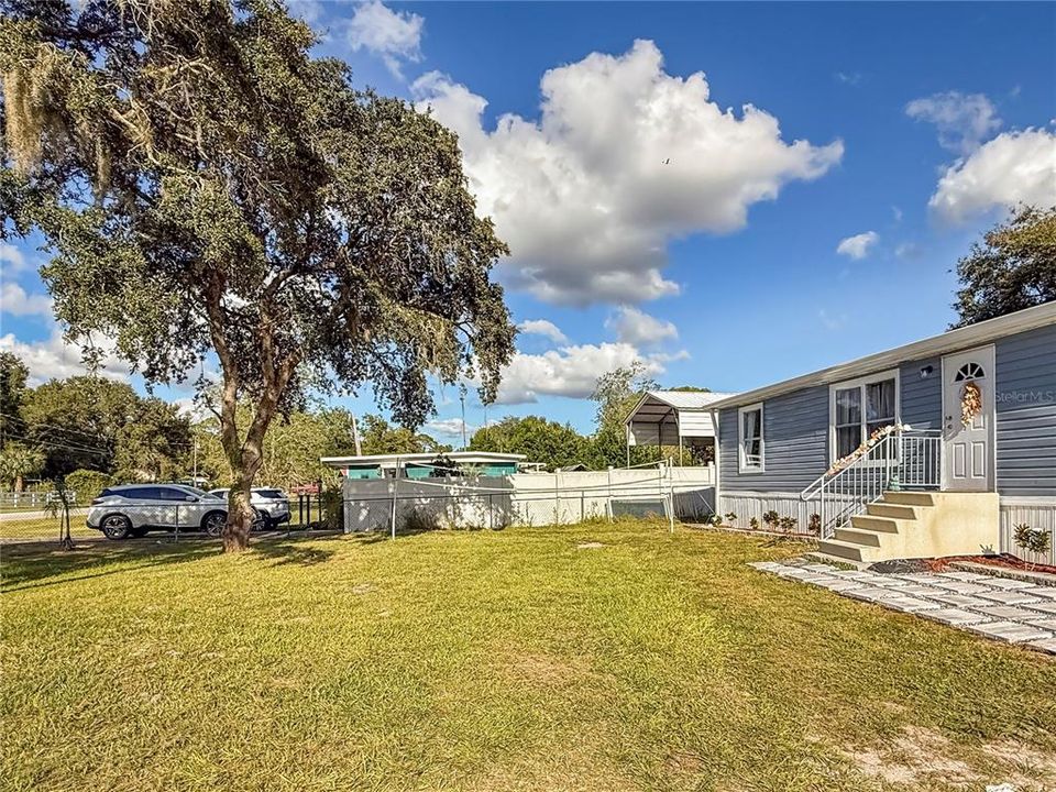 Active With Contract: $199,900 (3 beds, 2 baths, 940 Square Feet)